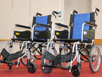 東ソー物流株式　労働組合様から車椅子２台を贈呈いただきました。